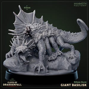 Puede incluir: Miniatura gris de un Basilisco Gigante, parte de la colección Cliffs of Drakkenfall, con una base de 50 mm. La criatura fantástica detallada tiene una aleta dorsal espinosa, boca abierta y mide 45 mm de altura.