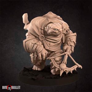 以下が含まれることがあります： 爬虫類の特徴を持つ人間型の生き物を描いたミニチュアフィギュア。鎧とマントを身につけ、クロスボウを持っている。フィギュアは薄い茶色に塗られており、茶色の台座の上に置かれている