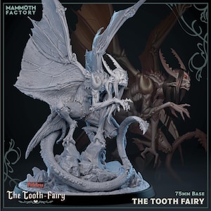 Puede incluir: Una figura en miniatura gris detallada de "The Tooth-Fairy" con grandes alas, cuernos y una cola serpentina, de pie sobre una base rocosa. La figura está etiquetada como "Mammoth Factory" y "Fateless". La base es de 75 mm.