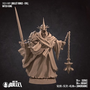Op de afbeelding: Een gedetailleerd miniatuurfiguur van de Heksenkoning uit The Lord of the Rings, geschilderd in een lichtbruine kleur. Hij houdt een zwaard in de ene hand en een ketting met een gepuncteerde bal in de andere. Het figuur staat op een ronde basis. De tekst "2024 MAY (BULLET RINGS - EVIL) WITCH KING" is zichtbaar bovenaan de afbeelding.