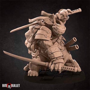 以下が含まれることがあります： 侍の鎧を着て2本の刀を振るう、亀の戦士のミニチュアフィギュア。フィギュアはニュートラルなグレーで塗装され、ダイナミックな戦闘ポーズをとっている。