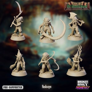 Könnte beinhalten: Sechs unbemalte Miniaturfiguren von Goblins, jede mit einer anderen Waffe und Pose. Die Goblins tragen rote Mützen und stehen auf runden Sockeln. Die Miniaturen sind vor-gestützt und gehören zur Tales of Grimwood-Kollektion.