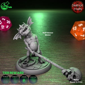 Może przedstawiać: Szara, trójwymiarowa miniatura małego demona trzymającego laskę z czaszką na końcu. Miniatura stoi na okrągłej podstawie z ceglanym wzorem. Na obrazku widoczny jest tekst "Staff Demon Minion". Widoczny jest również tekst "Tier Reward".