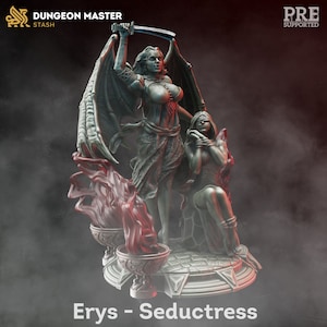 以下が含まれることがあります： 翼を持つ女性悪魔のミニチュアフィギュアで、灰色と黒でできており、剣を持ち、縛られた女性のフィギュアの上に立っています。フィギュアの台座は赤い炎と円形のデザインで飾られています。フィギュアの下には「Erys - Seductress」という文字が印刷されています。