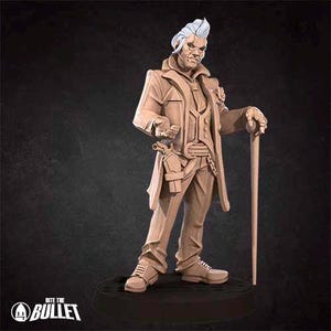 Puede incluir: Figura de color canela de un personaje con abrigo largo, chaleco y pantalones, sosteniendo un bastón. El personaje tiene el pelo blanco y una expresión severa. Una funda con una pistola está sujeta a la cintura del personaje. La figura está sobre una base negra con el logo "Bite the Bullet".