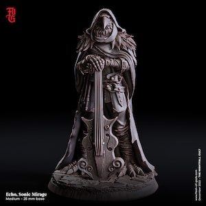 Pode incluir: Uma figura em miniatura detalhada de uma criatura semelhante a um corvo que usa um manto com capuz e segura um grande instrumento musical adornado. A figura é pintada em tons de marrom e preto e está em pé sobre uma base circular.