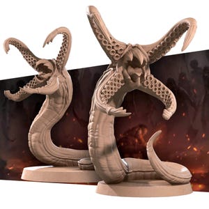 Peut inclure: Deux figurines de monstres beiges avec des tentacules. Les créatures ont des corps serpentins, de grandes bouches dentées et de multiples tentacules. Elles reposent sur des socles ronds, l'une étant droite et l'autre courbée.