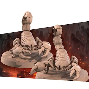 Peut inclure: Deux figurines de scorpion beige avec des corps segmentés détaillés, de grandes pinces et des queues relevées. Les scorpions sont posés sur des socles ronds de couleur claire. L'arrière-plan présente une scène floue avec des silhouettes, suggérant un thème fantastique ou de jeu.