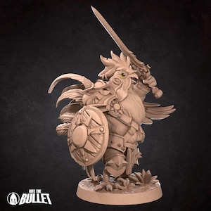 Op de afbeelding: Een miniatuurfiguur van een haan die een harnas draagt en een zwaard vasthoudt. De haan staat op een ronde basis en heeft een schild op zijn linkerarm. Het figuur is gemaakt van lichtbruin materiaal en is geschilderd in een realistische stijl.