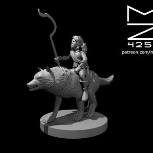 Könnte beinhalten: Eine graue Miniaturfigur einer Kriegerin, die auf einem Wolf reitet. Die Kriegerin hält einen Stab und trägt eine Rüstung. Der Wolf steht auf einem runden Sockel.