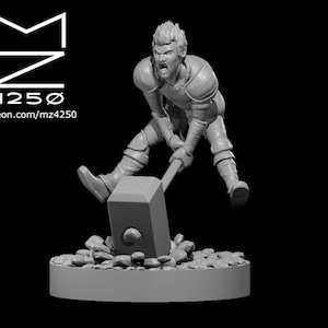 Puede incluir: Una miniatura impresa en 3D de color gris de una persona con armadura empuñando un gran martillo. La persona está en una pose dinámica, con una pierna levantada y el martillo sostenido por encima de su cabeza. La miniatura está colocada sobre una base redonda con una superficie texturizada.