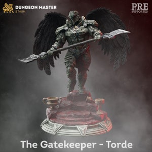 Puede incluir: Una miniatura detallada, impresa en 3D, de color gris y negro, de una figura alada y acorazada que sostiene una lanza. La figura se encuentra sobre una base de piedra con un diseño rojo y gris. El texto "The Gatekeeper - Torde" está impreso debajo de la base.