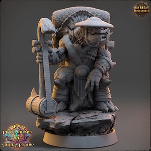 Pode incluir: Uma figura miniatura cinza e detalhada de uma criatura semelhante a uma tartaruga que usa um chapéu de palha e segura um instrumento de madeira. A criatura está vestindo uma túnica e tem uma mochila. A miniatura está em pé sobre uma base de rocha cinza.