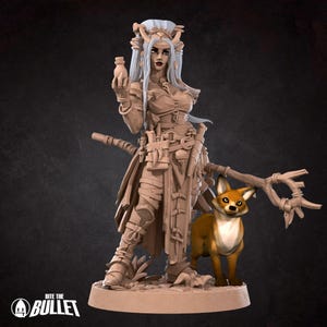Könnte beinhalten: Detaillierte Figur einer weiblichen Figur mit langen weißen Haaren, die eine kleine Flasche hält. Sie trägt ein detailliertes Outfit und steht mit einem Fuchs. Die Figur steht auf einer Basis mit dem Text "BITE THE BULLET".
