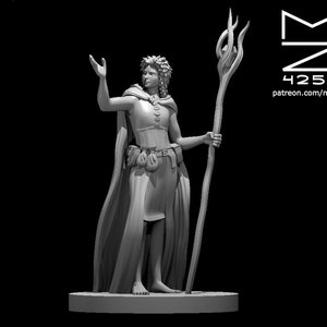 Puede incluir: Una miniatura impresa en 3D de color gris de una figura femenina que lleva una túnica larga y sostiene un bastón. La figura tiene el pelo corto y rizado y lleva un cinturón con bolsas.