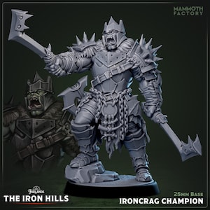 Könnte beinhalten: Graue Ironcrag Champion Miniaturfigur aus The Iron Hills, mit einer 25-mm-Basis. Die Figur ist stark gepanzert, schwingt zwei Äxte und hat einen bedrohlichen Gesichtsausdruck. Das Mammoth Factory-Logo befindet sich oben rechts.