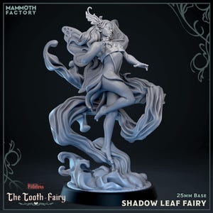 Op de afbeelding: Een grijze, 3D-geprinte figuur van een fee met lang haar, vlindervleugels en een vloeiende jurk. Het beeldje staat op een wolkenachtige basis. De tekst "The Tooth-Fairy" en "Shadow Leaf Fairy" zijn zichtbaar.