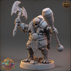 Op de afbeelding: Een grijs, gedetailleerd miniatuurbeeldje van een krijger met een verenhoofdtooi, die een grote bijl en een knots met spikes vasthoudt. Het beeldje staat op een ronde basis.