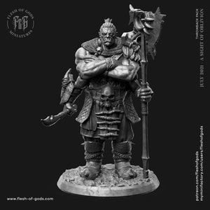 Könnte beinhalten: Eine graue, detaillierte Miniatur eines Ork-Kriegers, der eine große Axt und einen kleineren Dolch hält. Der Ork trägt einen Schädelgürtel und einen Stachelkilt. Die Miniatur steht auf einem runden Sockel.