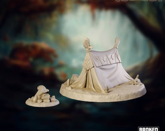 Könnte beinhalten: Miniatur-Campingplatzmodell mit einem Zelt und einem kleinen Lagerfeuer. Das Zelt ist beige mit einem detaillierten Dach und steht auf einer kreisförmigen Basis. Das Lagerfeuer befindet sich auf einer kleineren Basis. Der Text "GRIMMWOOD CAMPSITE" steht unten.