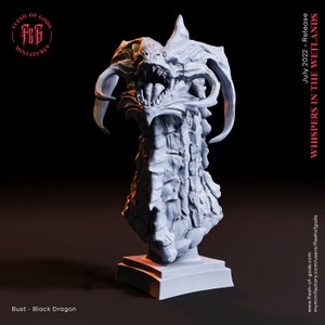 Könnte beinhalten: Eine detaillierte Büste eines schwarzen Drachen mit einem strukturierten, schuppigen Körper und offenem Maul. Der Drache steht auf einem quadratischen Sockel. Die Büste ist eine 3D-gedruckte Miniatur.