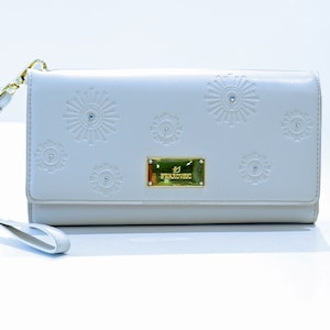 Cartera de viaje con cristales florales de Swarovski auténticos en color beige arena. Regalo para el Día de la Madre. Nueva en caja.