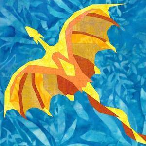 Puede incluir: Un diseño de dragón geométrico y colorido en tonos amarillos, naranjas y rojos sobre un fondo azul. El dragón está representado en un estilo patchwork estilizado, con ángulos agudos y alas segmentadas. La obra evoca un tema de fantasía.