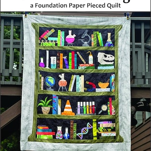Pu&ograve; includere: Una colorata trapunta a tema scientifico, con un design a scaffale. La trapunta mostra vari oggetti legati alla scienza come becher, libri, un microscopio e un teschio di dinosauro. Il testo "Science of Reading" e "a Foundation Paper Pieced Quilt" sono in alto.