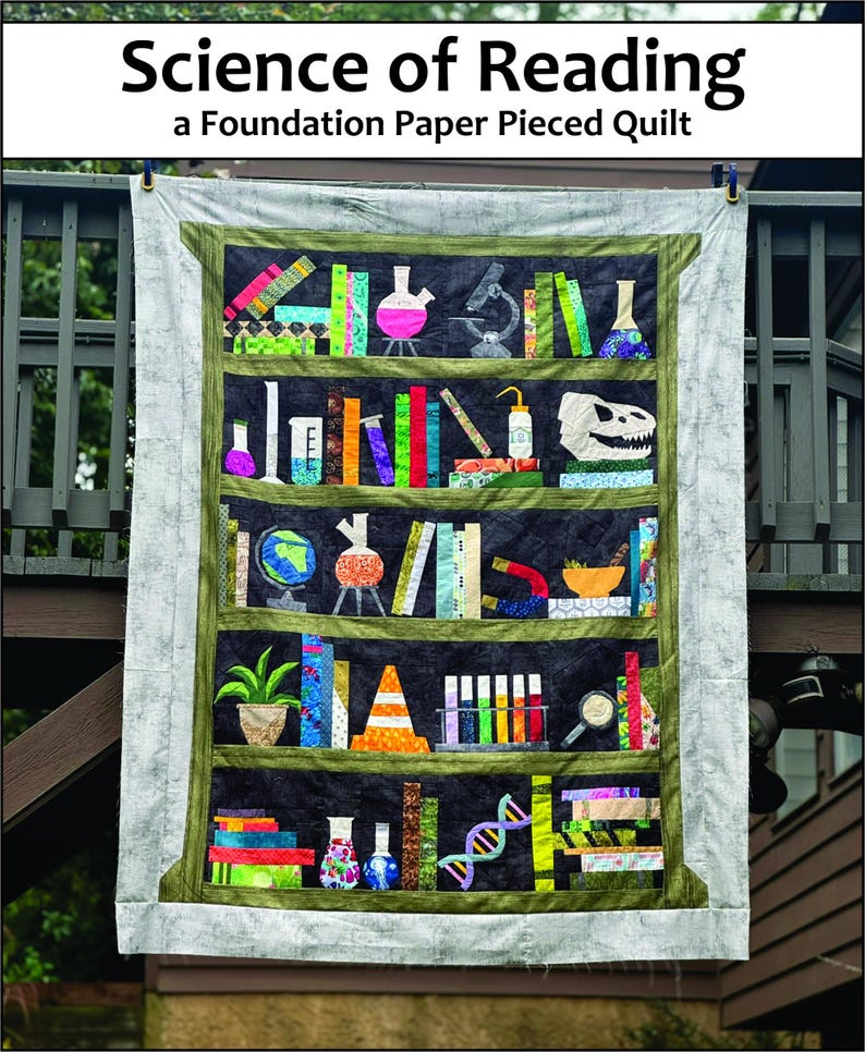 Pu&ograve; includere: Una colorata trapunta a tema scientifico, con un design a scaffale. La trapunta mostra vari oggetti legati alla scienza come becher, libri, un microscopio e un teschio di dinosauro. Il testo "Science of Reading" e "a Foundation Paper Pieced Quilt" sono in alto.