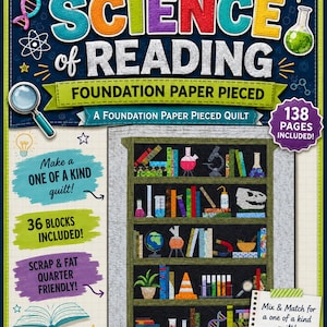 Pu&ograve; includere: Download digitale con il titolo "SCIENCE of READING" e "FOUNDATION PAPER PIECED". L'immagine mostra un design per trapunte con una libreria piena di oggetti a tema scientifico. Le dimensioni finali della trapunta sono fino a 193 cm x 208 cm.