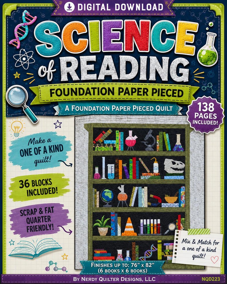 Pu&ograve; includere: Download digitale con il titolo "SCIENCE of READING" e "FOUNDATION PAPER PIECED". L'immagine mostra un design per trapunte con una libreria piena di oggetti a tema scientifico. Le dimensioni finali della trapunta sono fino a 193 cm x 208 cm.