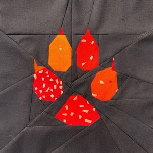 Wzór patchworku z nadrukiem Fox Print Foundation Paper z serii „Geometric Creatures”: Ślady zwierząt