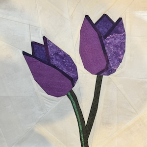 Bloque de patrón de edredón con piezas de papel de 2 flores de tulipanes holandeses