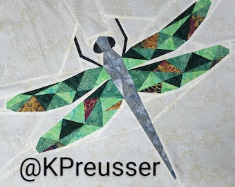 Blocco modello trapuntato con base in carta con libellula geometrica della serie Creature geometriche