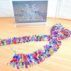 Mulit coloré soyeux abstrait plume frange dentelle upcycle junk journal carte fabrication artisanat fournitures de couture boho chic gitane garniture inhabituelle