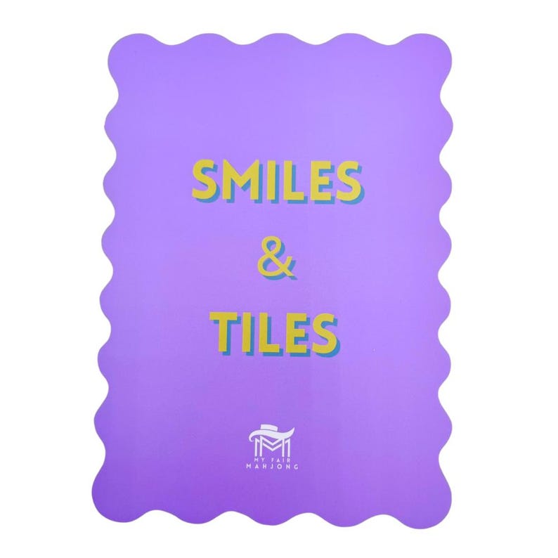 Puede incluir: Una tarjeta morada con un borde ondulado. El texto "SMILES & TILES" est&aacute; escrito en amarillo con un contorno azul. La parte inferior de la tarjeta tiene un logotipo que dice "MY FAIR MANJONGC".