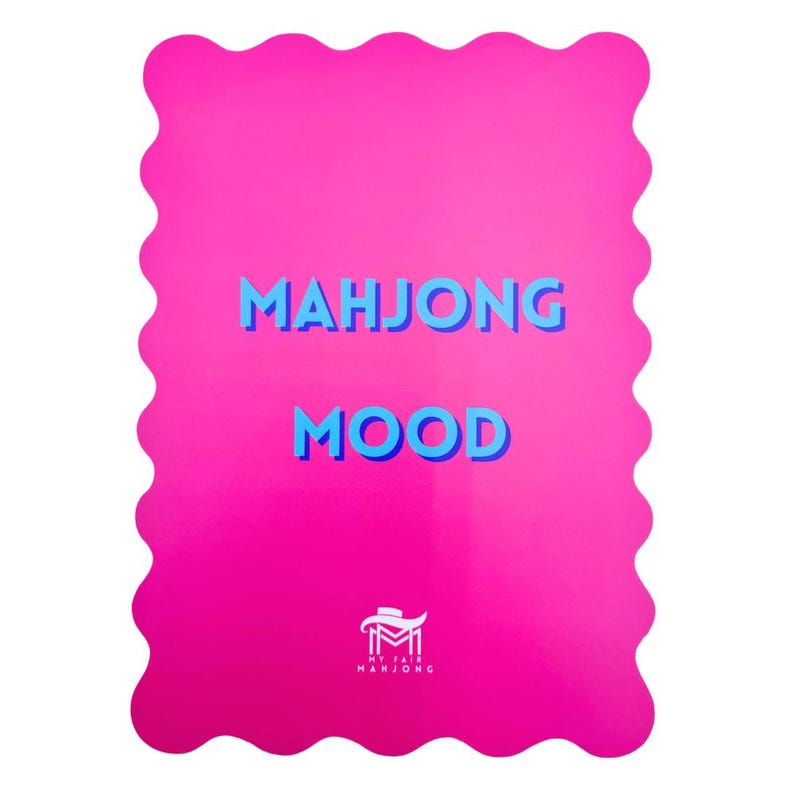 Puede incluir: Tarjeta rosa con el texto "Mahjong Mood" en letras azules. La tarjeta tiene un borde ondulado y un peque&ntilde;o logotipo en la parte inferior que dice "My Fair Mahjong".