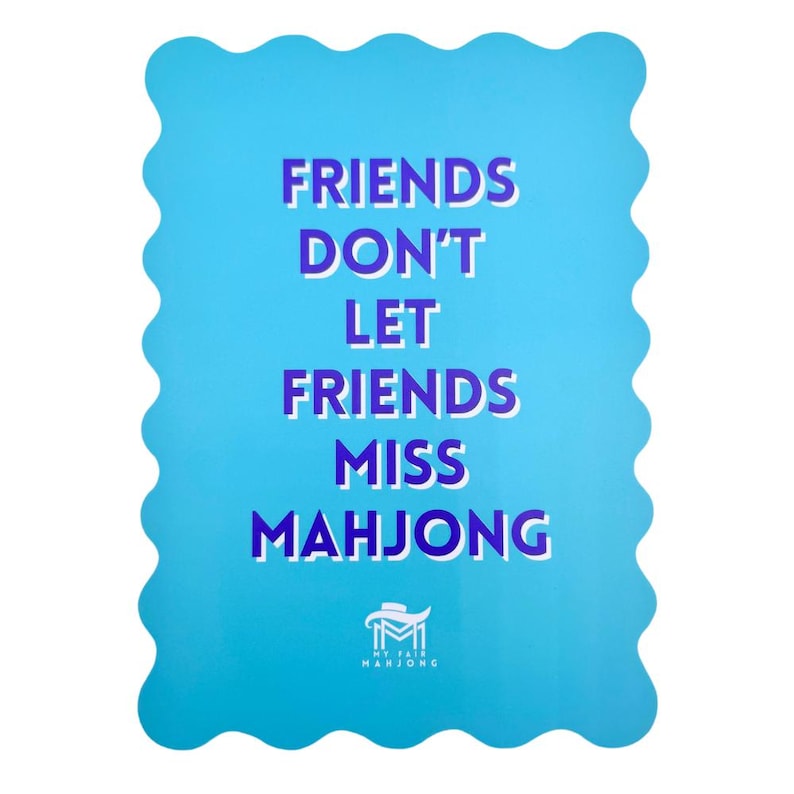 Puede incluir: Tarjeta azul con borde ondulado blanco y el texto "FRIENDS DON'T LET FRIENDS MISS MAH JONG" en morado. La parte inferior de la tarjeta tiene un logotipo que dice "MY FAIR MAH JONG".