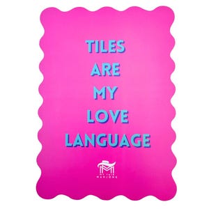 Puede incluir: Tarjeta rosa con el texto "Tiles are my love language" en letras azules. La tarjeta tiene un borde ondulado y un logotipo en la parte inferior que dice "My Fair Mahjong".