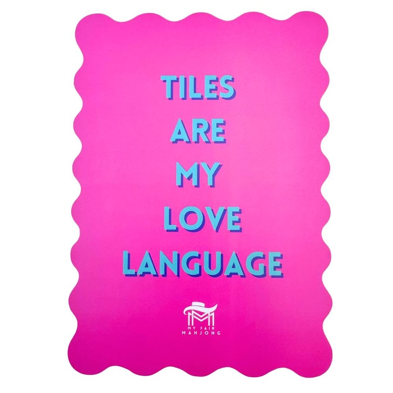 Puede incluir: Tarjeta rosa con el texto "Tiles are my love language" en letras azules. La tarjeta tiene un borde ondulado y un logotipo en la parte inferior que dice "My Fair Mahjong".