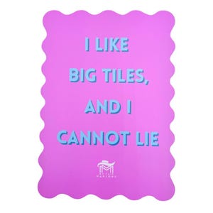 Puede incluir: Una tarjeta rosa con un borde ondulado y el texto "Me gustan las fichas grandes, y no puedo mentir." en letras azules. La tarjeta tiene un peque&ntilde;o logotipo en la parte inferior que dice "My Fair Mahjong".