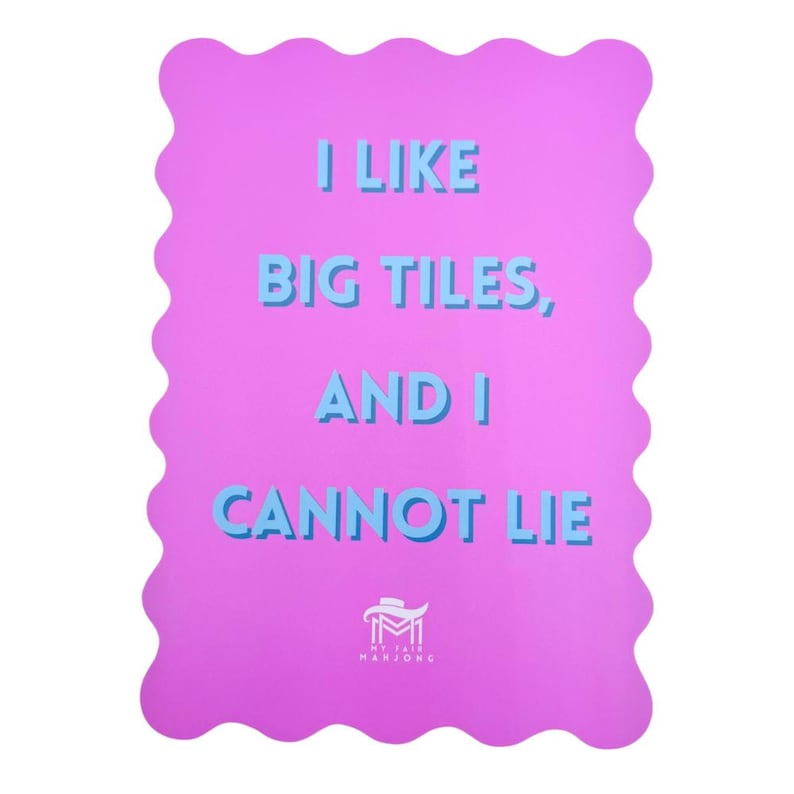Puede incluir: Una tarjeta rosa con un borde ondulado y el texto "Me gustan las fichas grandes, y no puedo mentir." en letras azules. La tarjeta tiene un peque&ntilde;o logotipo en la parte inferior que dice "My Fair Mahjong".