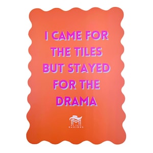 Puede incluir: Tarjeta naranja con borde ondulado y el texto "I came for the tiles but stayed for the drama" en letras rosa y azul. La parte inferior de la tarjeta tiene un logotipo para "My Fair Mahjong".