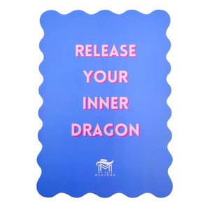 Puede incluir: Tarjeta azul con borde ondulado y el texto "RELEASE YOUR INNER DRAGON" en rosa. La parte inferior de la tarjeta tiene un logotipo blanco con el texto "MY JADE MANJONG".
