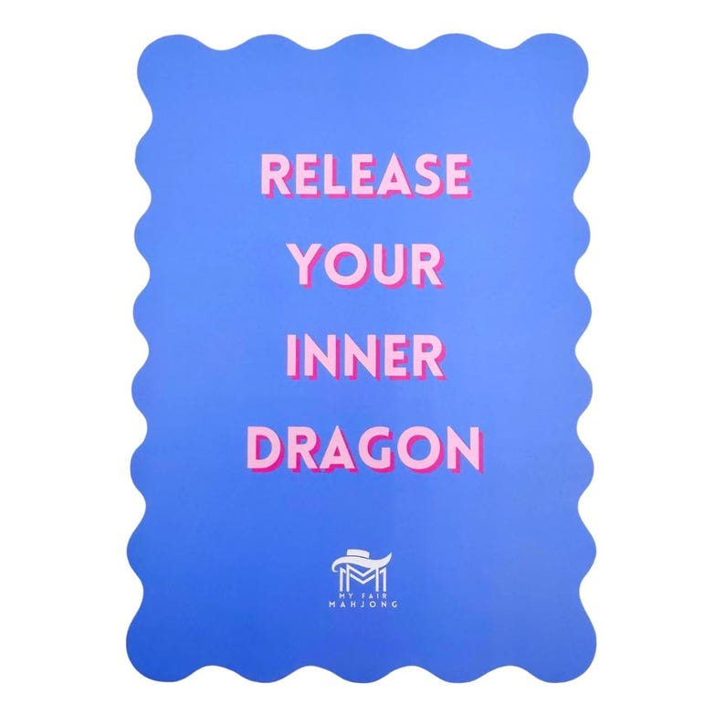 Puede incluir: Tarjeta azul con borde ondulado y el texto "RELEASE YOUR INNER DRAGON" en rosa. La parte inferior de la tarjeta tiene un logotipo blanco con el texto "MY JADE MANJONG".