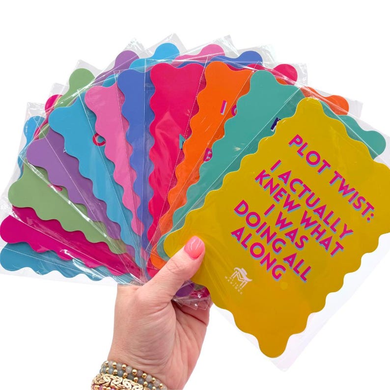 Puede incluir: Un conjunto de tarjetas coloridas con un borde ondulado. La tarjeta en primer plano es amarilla con texto rosa que dice "Plot Twist: I actually knew what I was doing all along."