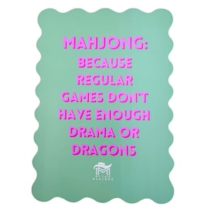 Puede incluir: Un cartel verde y rosa con el texto "Mahjong: Porque los juegos regulares no tienen suficiente drama o dragones." El cartel tiene un borde ondulado y un peque&ntilde;o logotipo en la parte inferior que dice "My Fair Mahjong".