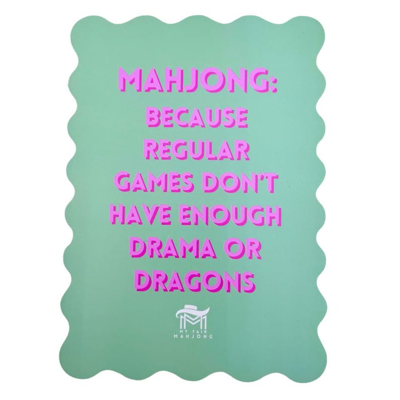 Puede incluir: Un cartel verde y rosa con el texto "Mahjong: Porque los juegos regulares no tienen suficiente drama o dragones." El cartel tiene un borde ondulado y un peque&ntilde;o logotipo en la parte inferior que dice "My Fair Mahjong".