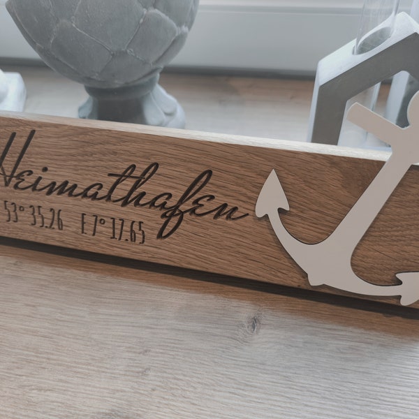 Personalisierbares Schild aus Eiche "Heimathafen" mit Koordinaten und Anker