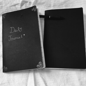 Diario con pagine a righe personalizzate, diario personalizzato con copertina nera, diario personalizzato con disegno a mano, diario con retro in carta, quaderno con carta a righe